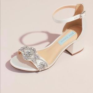 Betsey Johnson Ivory block heel